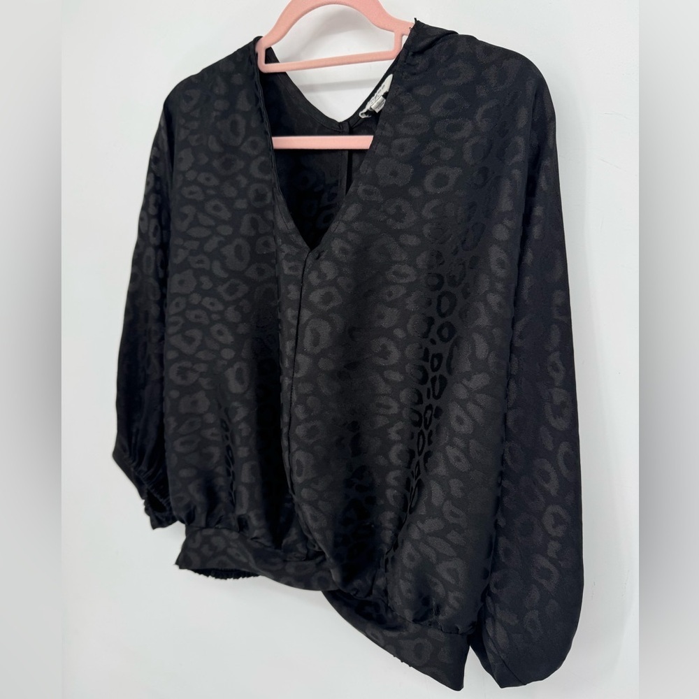 Umgee Women's Black Leopard Print V-Neck Blouse Size Small 🐆🖤 - Picture 2 of 7